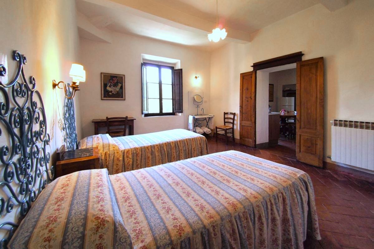 Bedroom La Fattoria: spacious and elegant with views on the Chianti hills