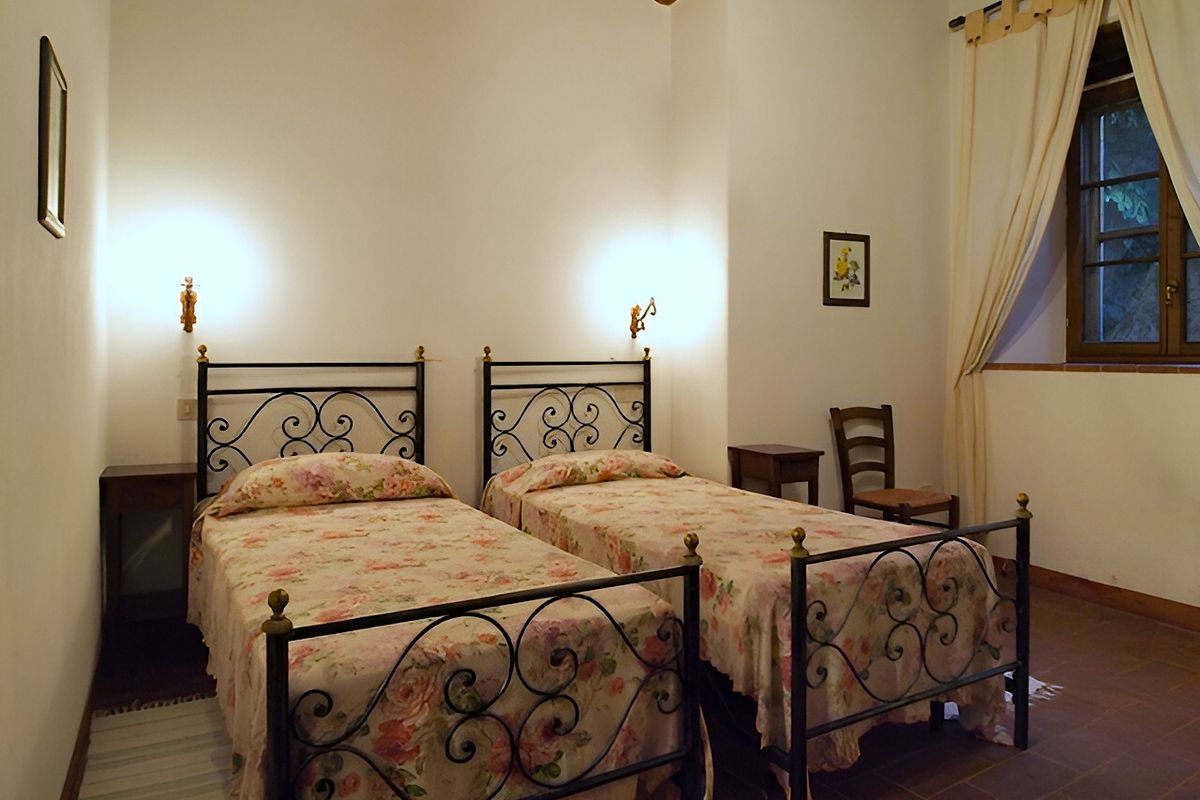 Second bedroom San Giovanni West: villa rentals Tuscany