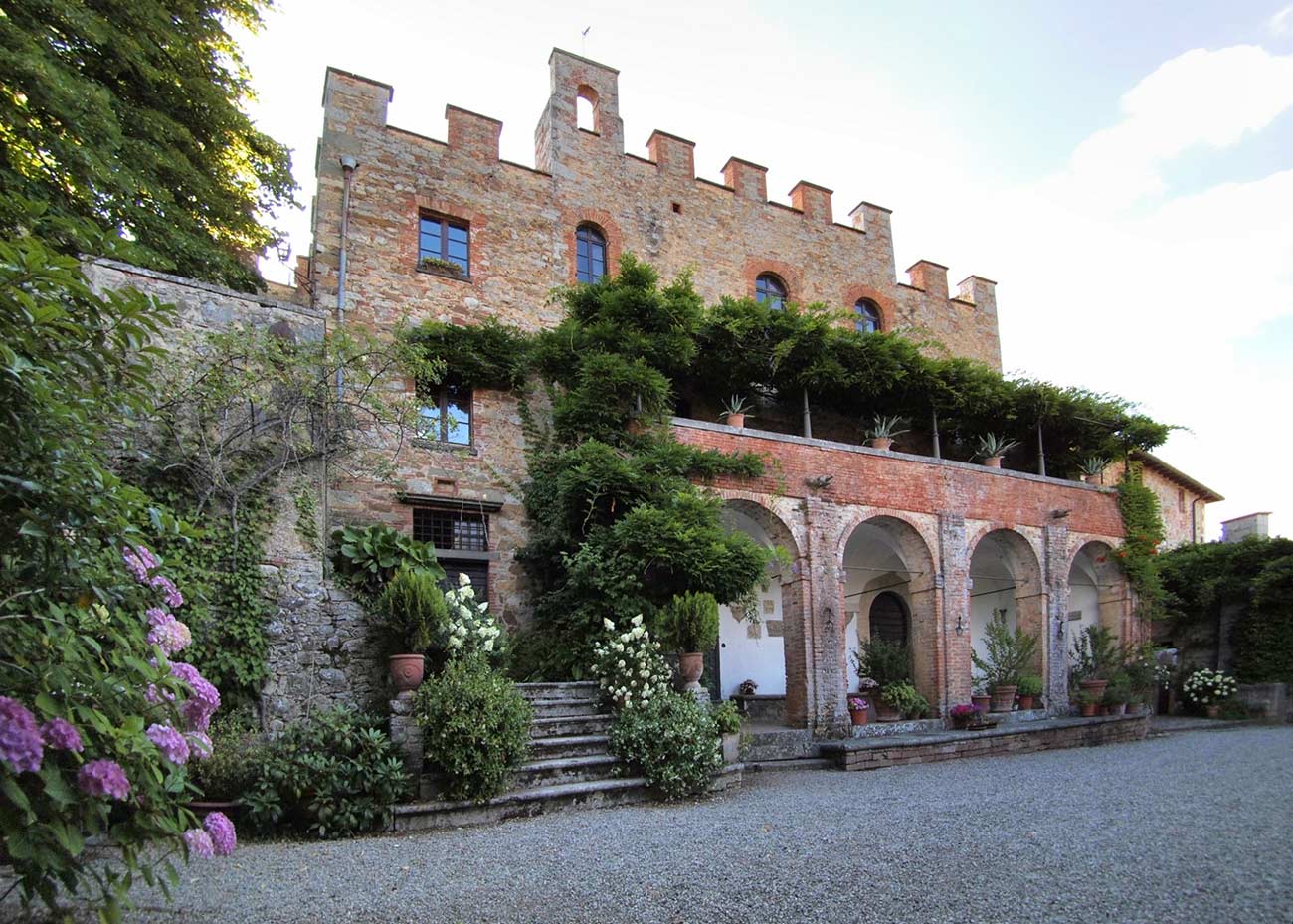 A real large Tuscan villa inside the Castle. Italy Villas.
